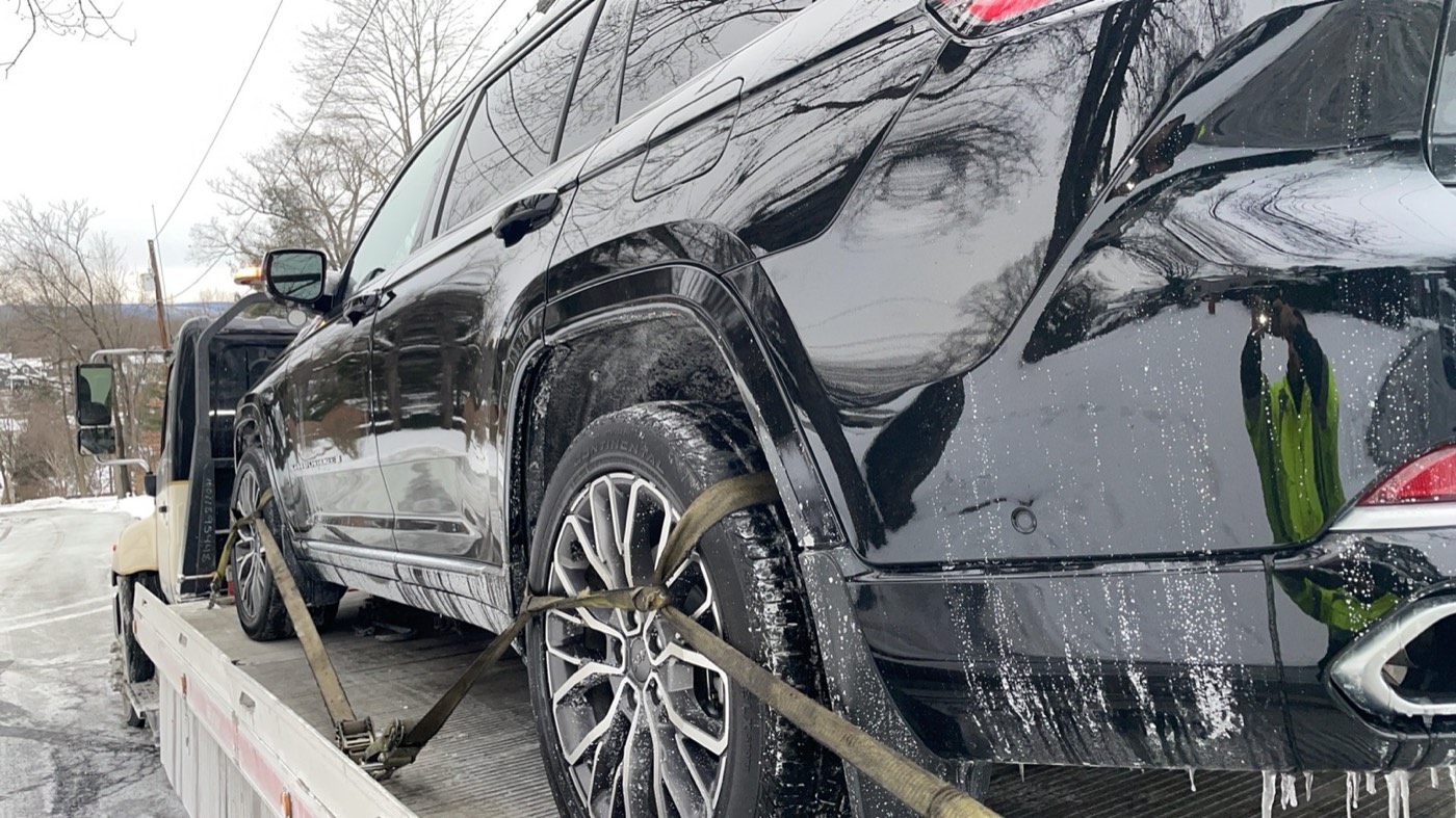 Remolque de un vehículo dañado realizado por XXCELL Towing