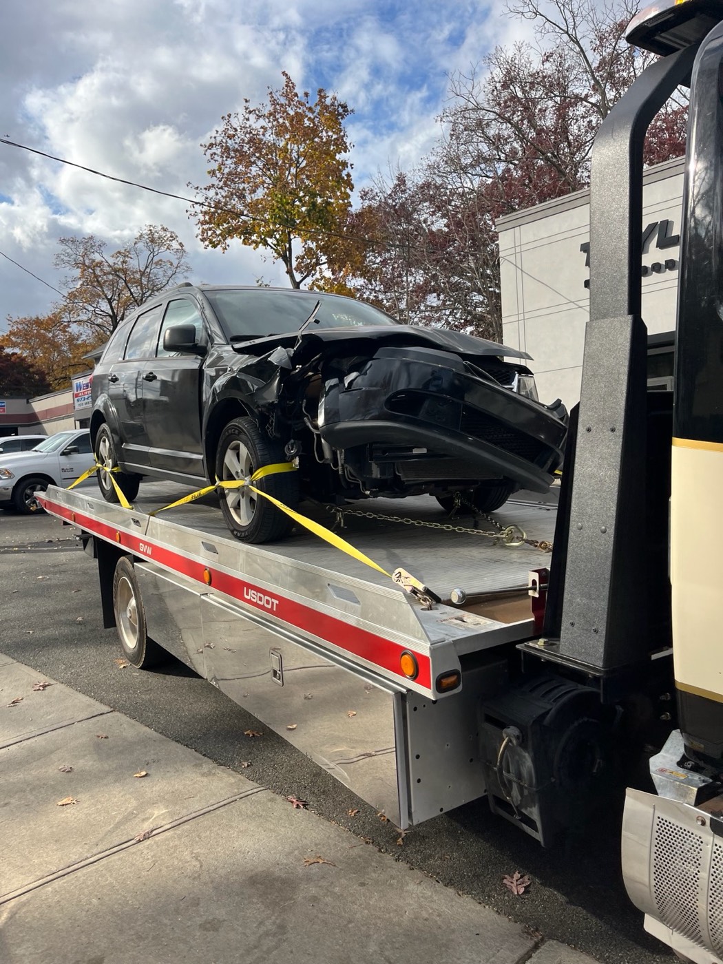 Vehículo accidentado transportado por XXCELL Towing