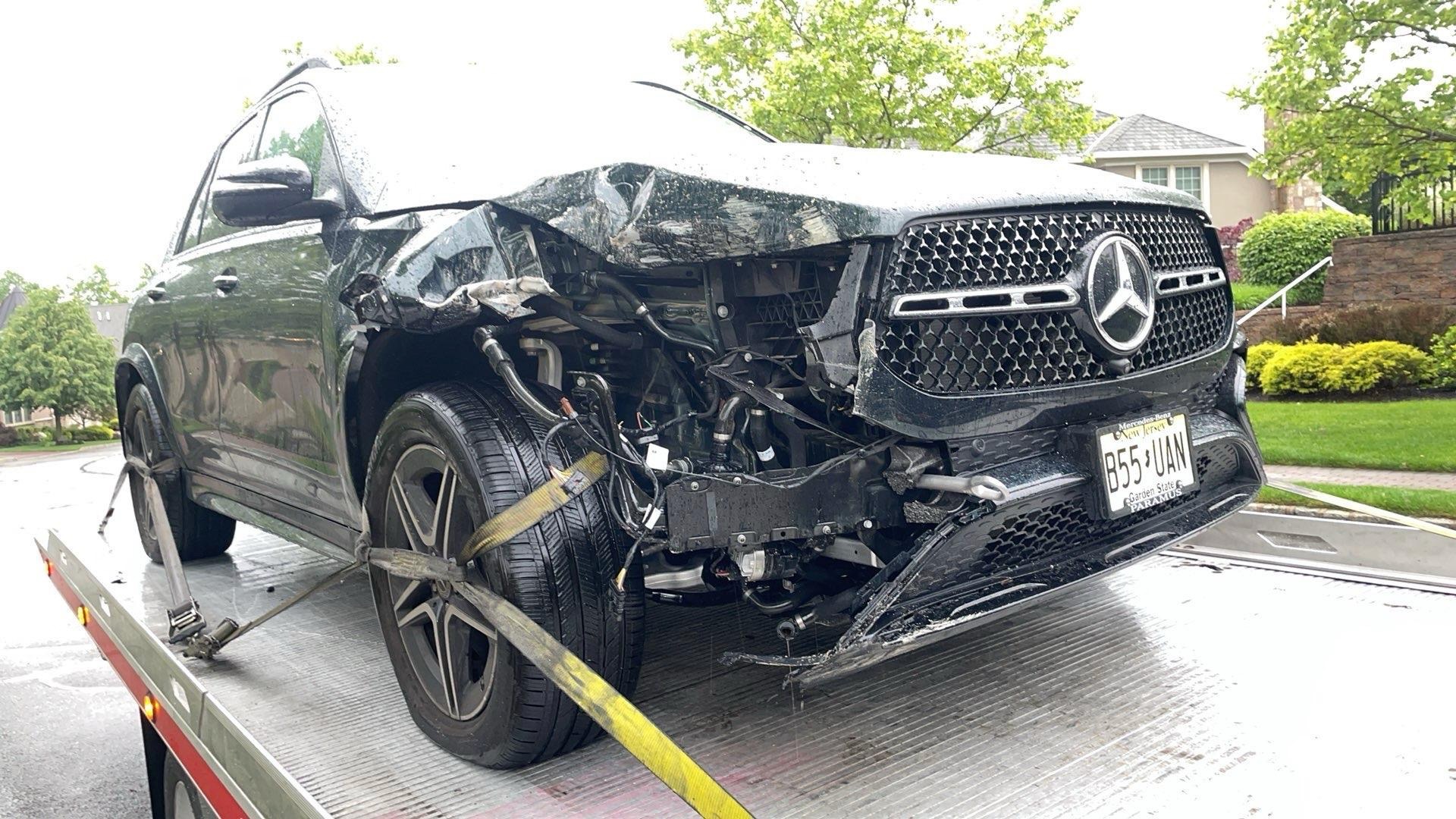 Mercedes accidentado asegurado sobre la plataforma de XXCELL Towing en Bergen County, NJ