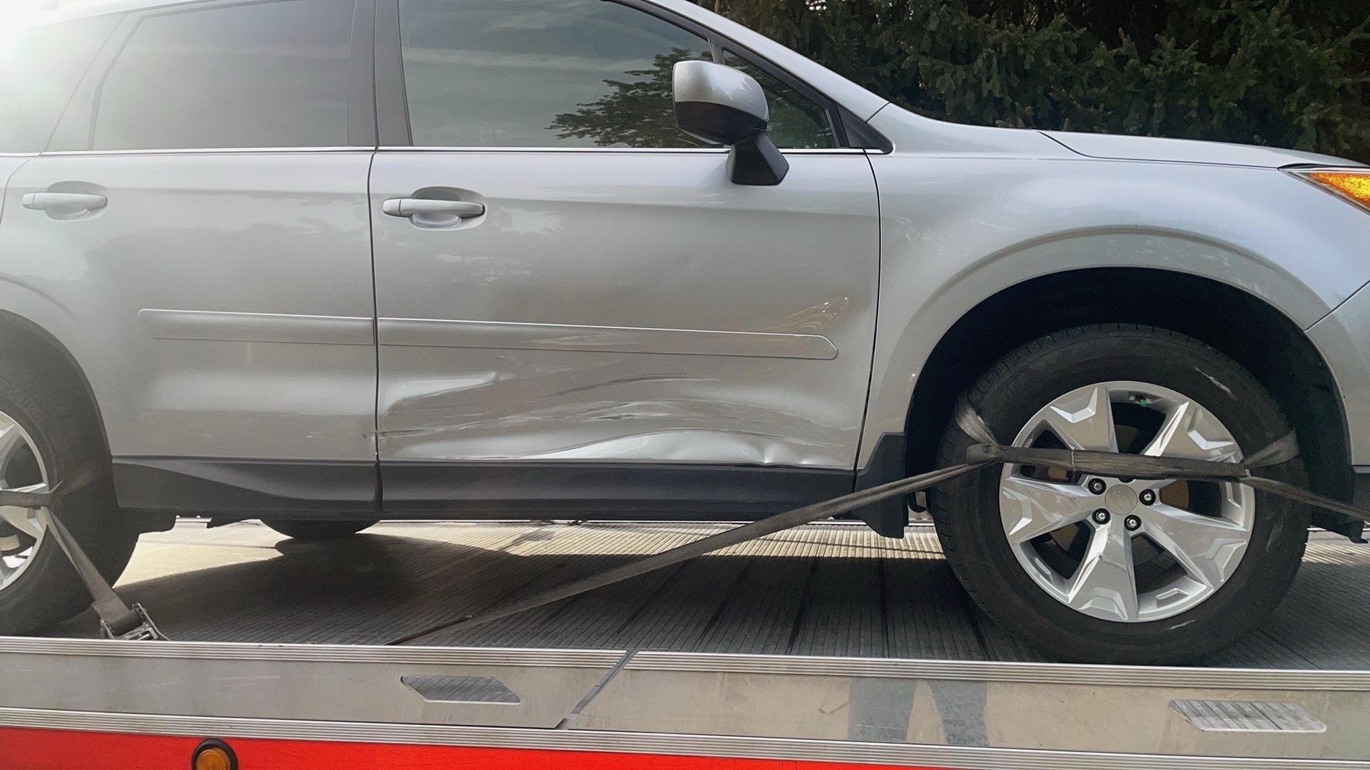 Vehículo dañado asegurado sobre la plataforma de XXCELL Towing