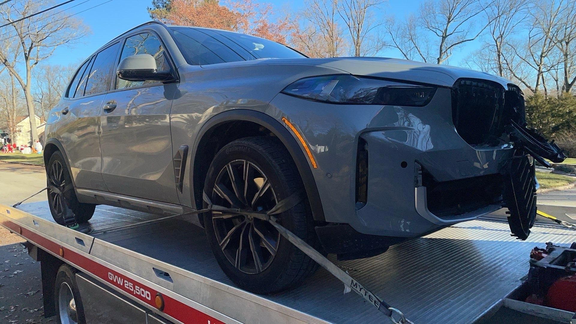 BMW dañado asegurado sobre la plataforma para su traslado