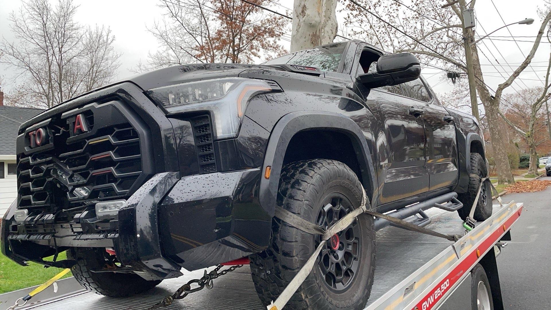 Camioneta Toyota asegurada sobre la plataforma de XXCELL Towing