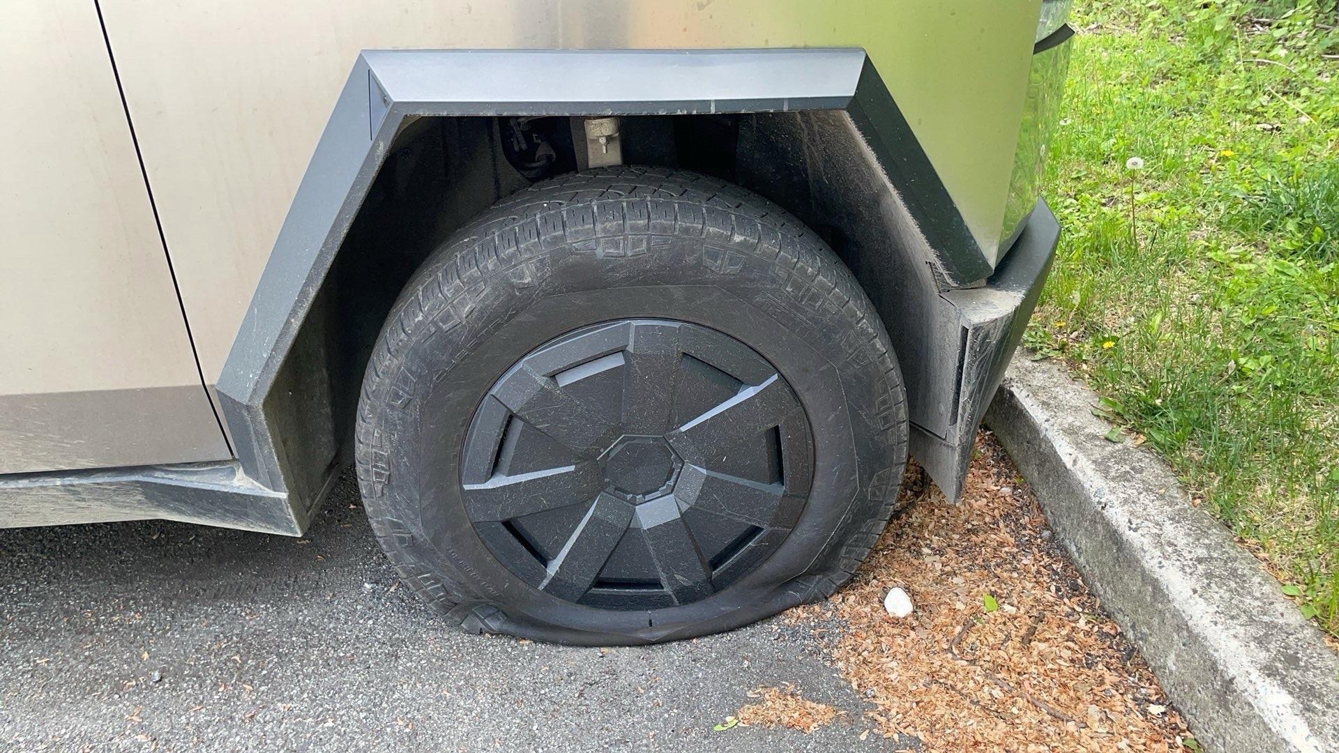 Llanta ponchada en un Tesla Cybertruck en Bergen County, NJ