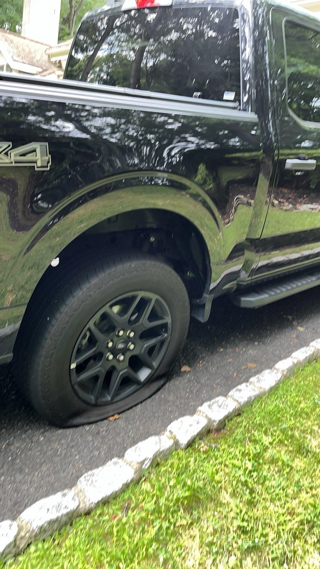 Llanta ponchada en un Ford F-150 en Bergen County, NJ