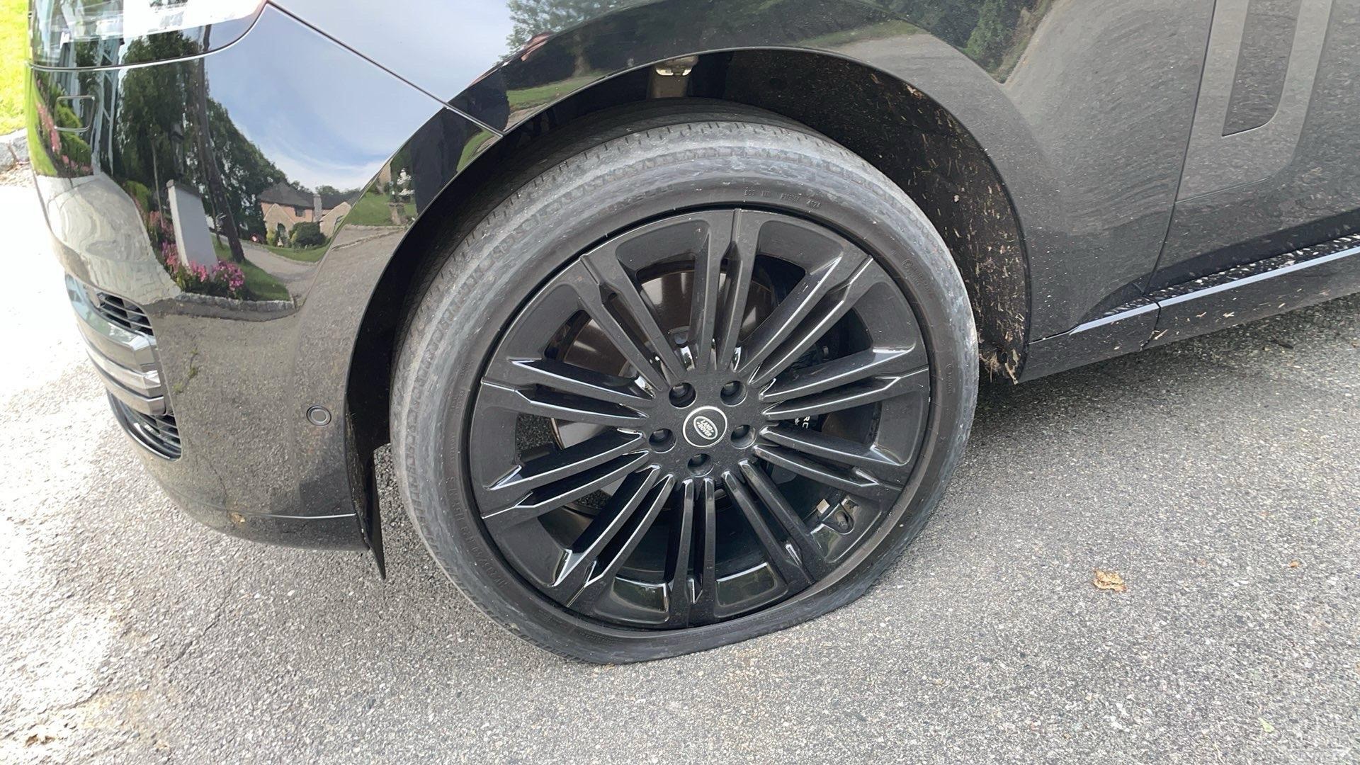 Llanta ponchada en un Range Rover en Bergen County, NJ