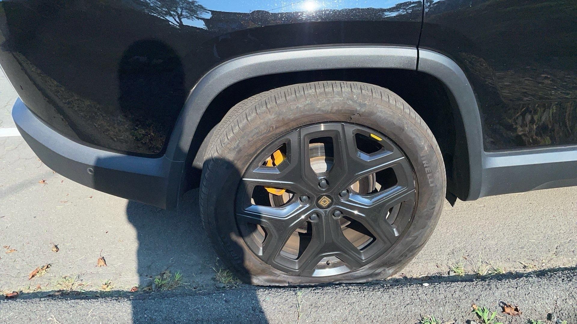 Llanta ponchada en un Rivian en Bergen County, NJ