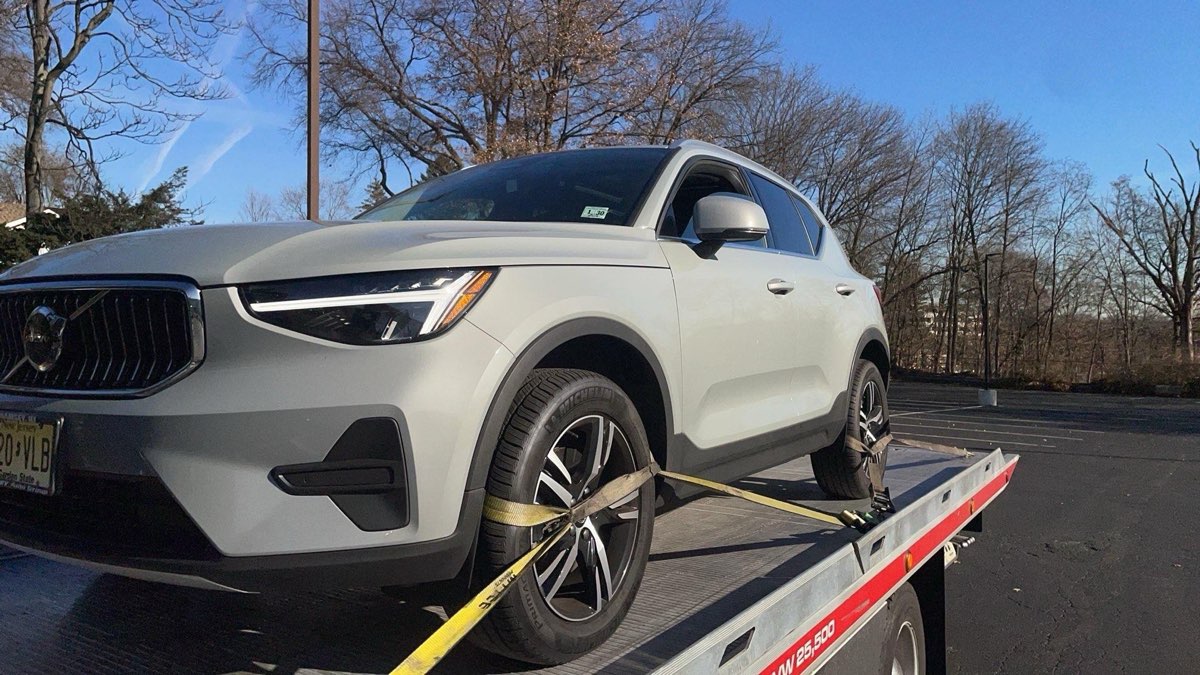 Volvo AWD transportado por XXCELL Towing